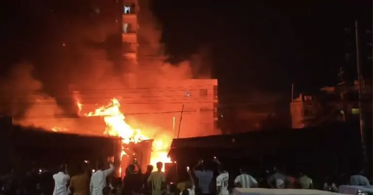 ফতুল্লার ভয়াবহ অগ্নিকাণ্ডের একটি স্থিরচিত্র